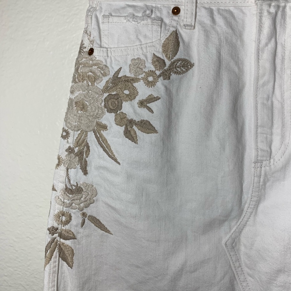 WHITE DENIM SKIRT WITH NUDE/LIGHT BROWN FLOWERS - Picture 3 of 4